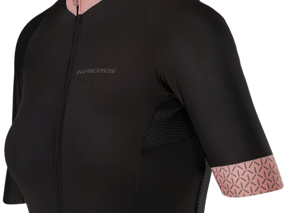 Koszulka rowerowa KROSS Flow Lady 2.0 rozmiar M Czarno-różowy przód koszulki zbliżenie na rękawek laserowo cięte rękawki zakończono silikonowym gripem utrzymuje je na miejscu wygoda eliminuje ryzyko zsuwania się materiału w rozmiarze M wzrost 166–170 cm obwód klatki piersiowej 90–93 cm obwód talii 71–74 cm obwód w biodrach 99–102 cm