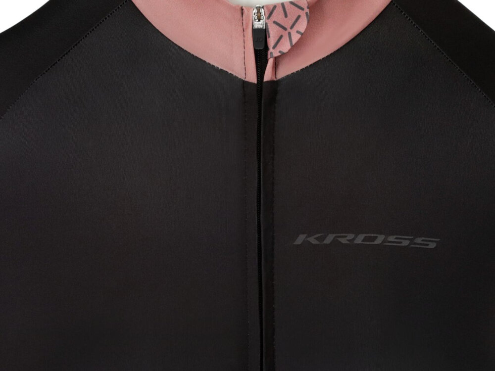 Koszulka rowerowa KROSS Flow Lady 2.0 rozmiar M Czarno-różowy zbliżenie na przód koszulki widoczny zamek panele wentylacyjne pod pachami wspomagają odprowadzanie wilgoci i ciepła zamek na całej długości zabezpieczenia zamka na górze i dole chronią skórę przed otarciami zapobiegają uszkodzeniu materiału
