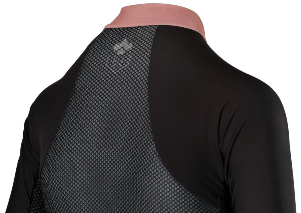 Koszulka rowerowa KROSS Flow Lady 2.0 rozmiar M Czarno-różowy zbliżenie na tył koszulki odblaskowe elementy umieszczone na całym obwodzie odpowiednia widoczność bezpieczeństwo
