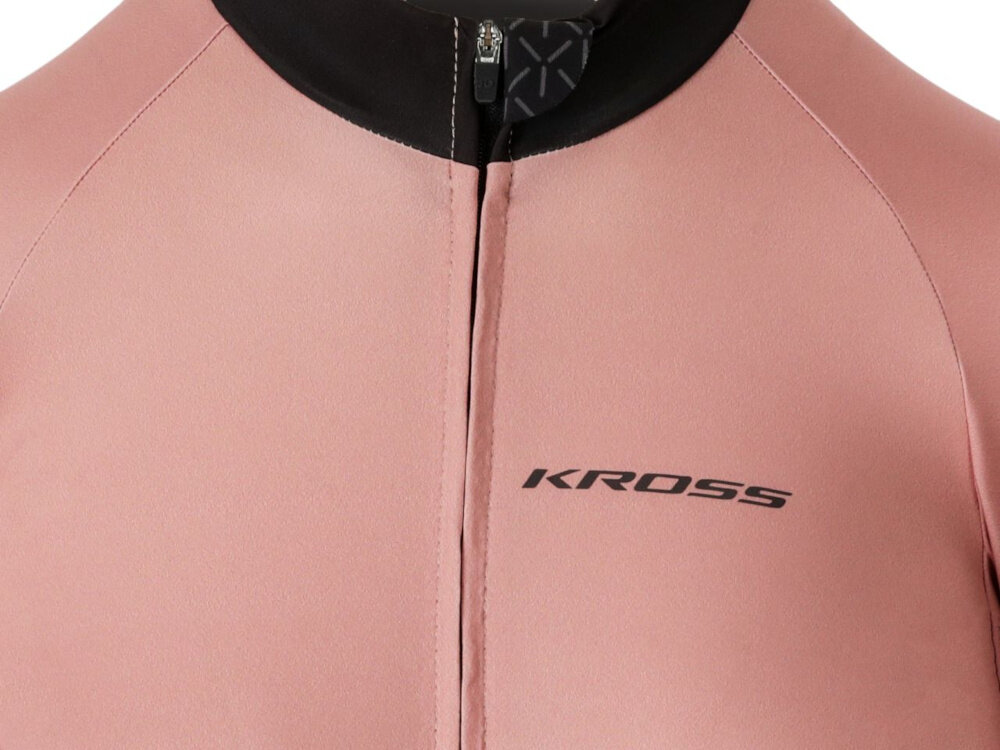 Koszulka rowerowa KROSS Flow Lady 2.0 rozmiar M Różowo-czarny zbliżenie na przód koszulki widoczny zamek panele wentylacyjne pod pachami wspomagają odprowadzanie wilgoci i ciepła zamek na całej długości zabezpieczenia zamka na górze i dole chronią skórę przed otarciami zapobiegają uszkodzeniu materiału
