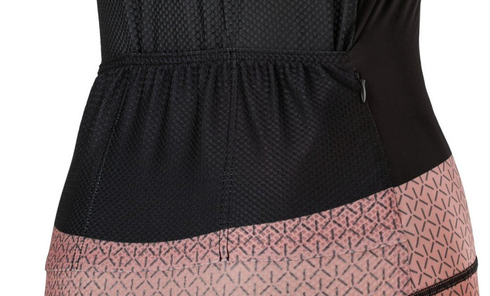 Koszulka rowerowa KROSS Flow Lady 2.0 rozmiar XS Czarno-różowy zbliżenie na tylne kieszenie trzy elastyczne kieszenie wygodne przechowywanie dodatkowa kieszeń na zamek w prawym panelu bezpieczne przechowywanie bardziej wartościowych przedmiotów