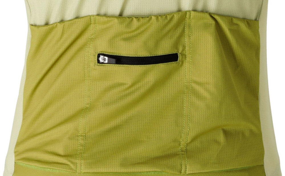 Koszulka rowerowa KROSS Gravel Vojago JRS (rozmiar L) Beżowy zbliżenie na kieszeń trójdzielna kieszeń na plecach zakończona taśmą blokującą zapobiega wysuwaniu się przedmiotów podczas jazdy dodatkowa kieszeń zapinana na zamek w środkowej części bezpieczne przechowanie drobnych rzeczy