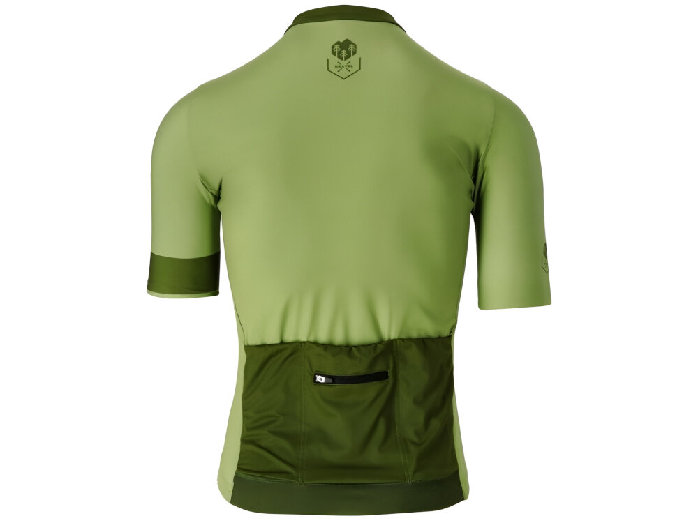 Koszulka rowerowa KROSS Gravel Vojago JRS (rozmiar M) Zielony koszulka na białym tle widoczna od tyłu tył koszulki wykonano z ażurowej tkaniny bardzo szybkie odprowadzanie wilgoci wspiera cyrkulację powietrza pomaga utrzymać uczucie suchości wygoda swoboda ruchów
