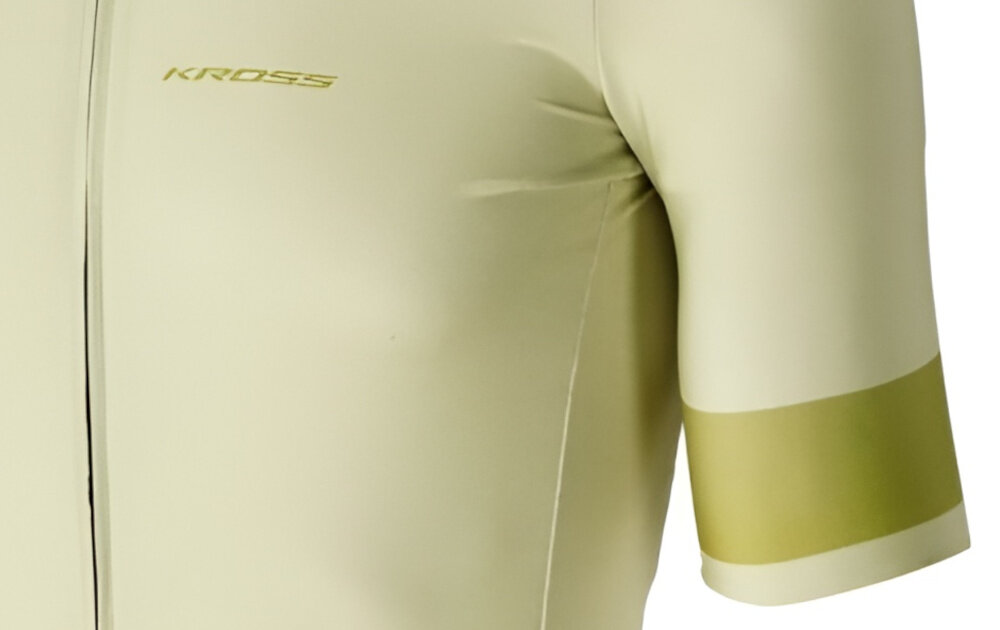 Koszulka rowerowa KROSS Gravel Vojago JRS (rozmiar S) Beżowy zbliżenie na rękawek laserowo cięte rękawki wykończono silikonowym gripem stabilizuje ich ułożenie komfort podczas dynamicznej jazdy równomierne przyleganie koszulki do ciała pełna swoboda ramion