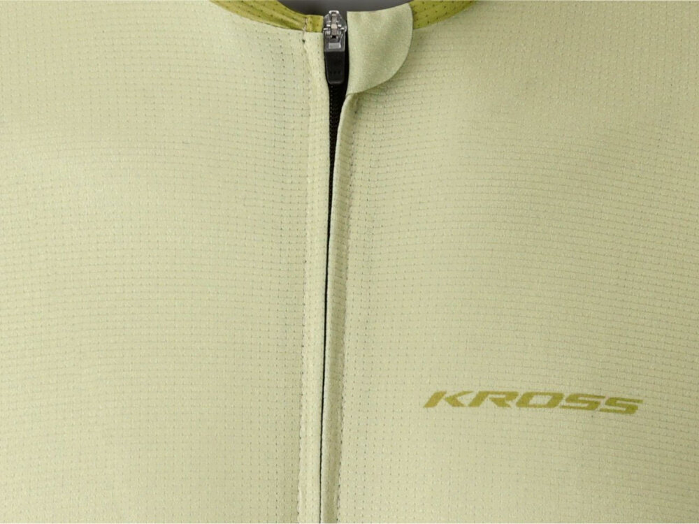 Koszulka rowerowa KROSS Gravel Vojago JRS (rozmiar S) Beżowy zbliżenie na zamek i garaże zamek główny z funkcją auto lock ułatwia regulowanie przepływu powietrza garaże na jego górze i dole chronią skórę przed podrażnieniem ochrona przed uszkodzeniem w miejscu łączenia materiałów