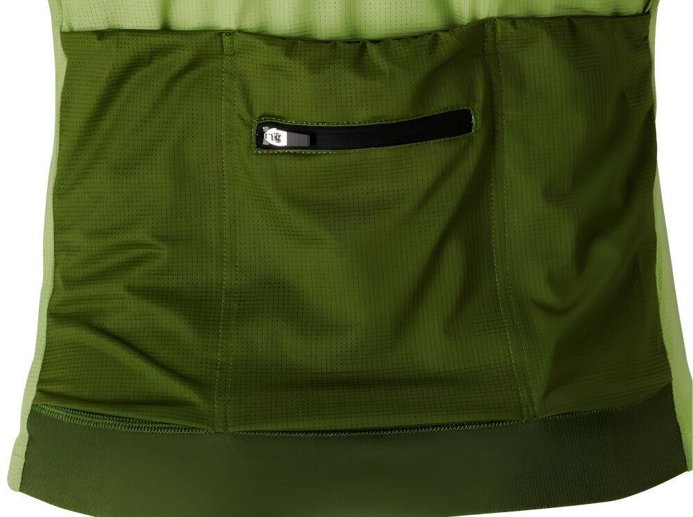 Koszulka rowerowa KROSS Gravel Vojago JRS (rozmiar S) Zielony zbliżenie na kieszeń trójdzielna kieszeń na plecach zakończona taśmą blokującą zapobiega wysuwaniu się przedmiotów podczas jazdy dodatkowa kieszeń zapinana na zamek w środkowej części bezpieczne przechowanie drobnych rzeczy