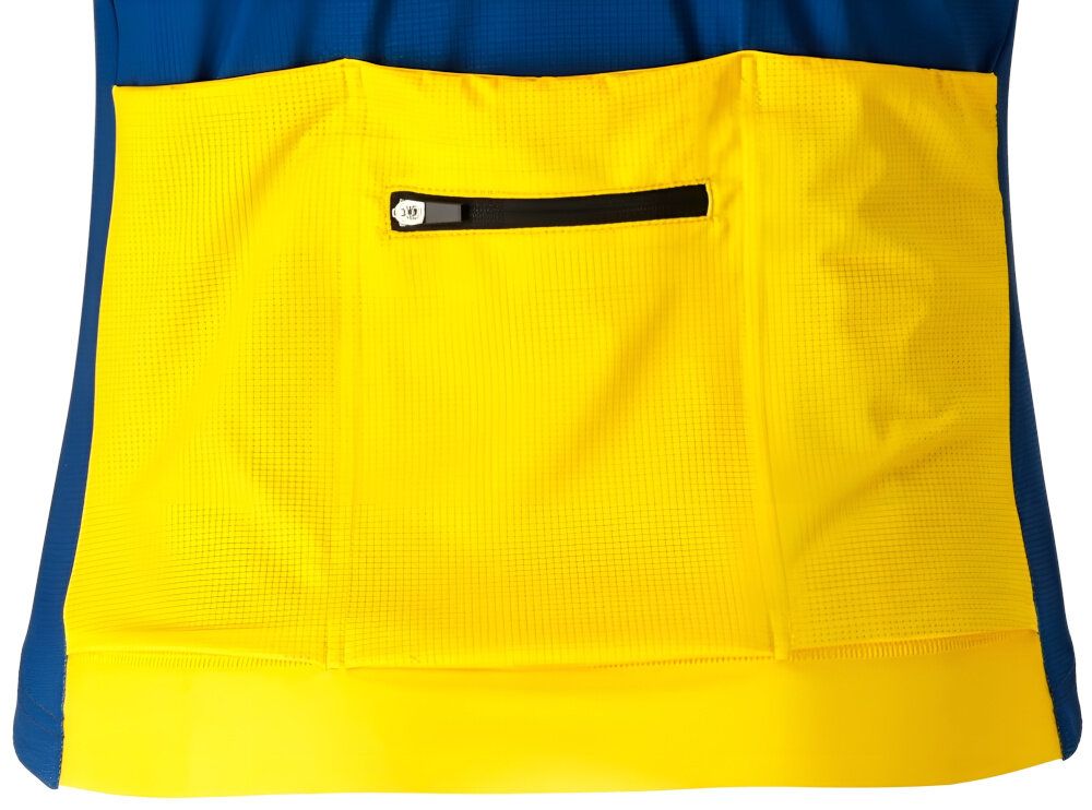 Koszulka rowerowa KROSS Gravel Vojago JRS (rozmiar XL) Niebieski zbliżenie na kieszeń trójdzielna kieszeń na plecach zakończona taśmą blokującą zapobiega wysuwaniu się przedmiotów podczas jazdy dodatkowa kieszeń zapinana na zamek w środkowej części bezpieczne przechowanie drobnych rzeczy