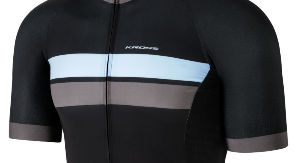 Koszulka rowerowa KROSS Arbaro rozmiar L Czarny przód koszulki zbliżenie na rękawki dobrze dopasowuje się do sylwetki minimalizuje opór powietrza wspiera aerodynamikę krótkie rękawki z lekkiej ażurowej tkaniny przewiewność swobodne oddychanie skóry wykończeni „na surowo” w technologii Clean Cut gładka estetyczna linia rękawki miękko przylegają do ramion bez zbędnego ucisku