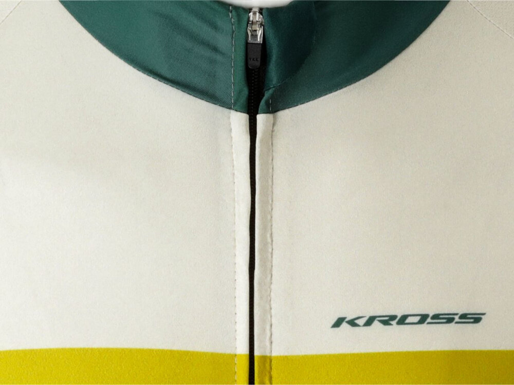 Koszulka rowerowa KROSS Arbaro rozmiar L Beżowy zbliżenie na przód koszulki widoczny zamek i logo KROSS niewidoczny zamek błyskawiczny YKK z funkcją auto lock stabilny w wybranej pozycji garaże zamka umieszczone na górze i dole ochrona przed otarciami zapobiegają uszkodzeniu materiału do codziennych treningów i weekendowych wypadów za miasto praktyczne detale staranne wykończenie
