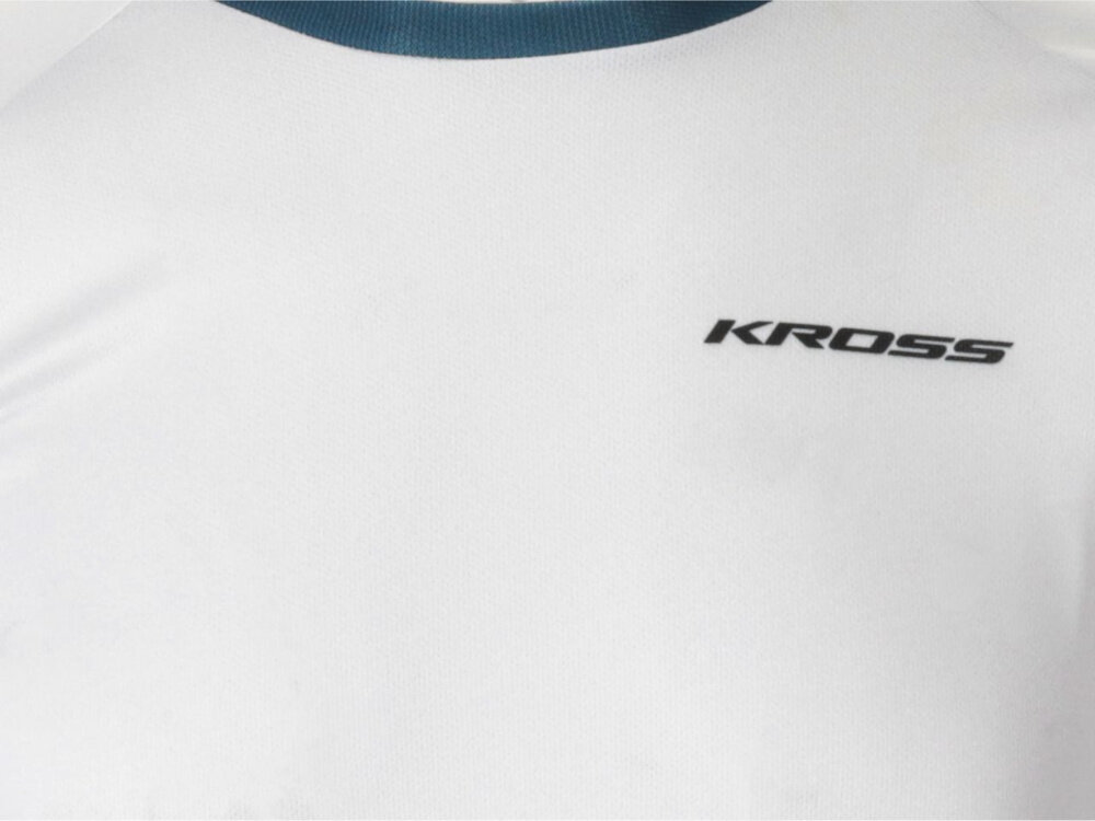 Koszulka rowerowa KROSS Foret rozmiar M Szary zbliżenie na przód koszulki widoczne logo KROSS z cienkiego oddychającego materiału technicznego skutecznie odprowadza wilgoć panele wentylacyjne umieszczone pod pachami cyrkulacja powietrza ograniczają przegrzanie