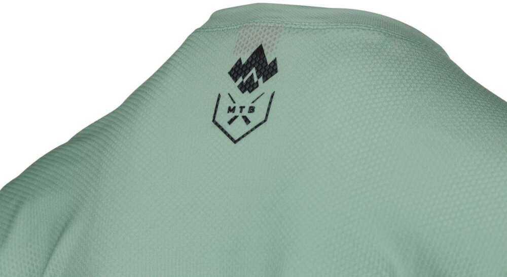 Koszulka rowerowa KROSS Veturo JRS rozmiar M Zielono-szary zbliżenie na tył koszulki odblaskowy nadruk umieszczony na plecach do jazdy po zmroku o świcie lub w pochmurną pogodę ogranicza ryzyko kolizji bezpieczeństwo