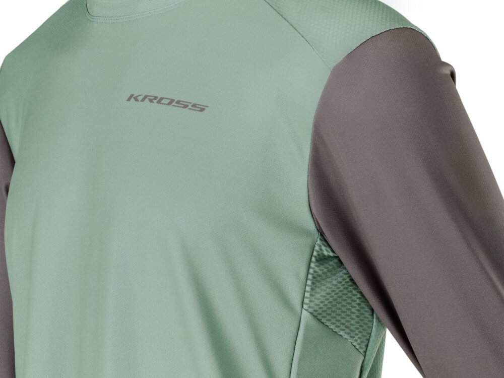Koszulka rowerowa KROSS Veturo JRS rozmiar XL Zielono-szary zbliżenie na przód koszulki widoczne logo KROSS z cienkiego oddychającego materiału technicznego skutecznie odprowadza wilgoć panele wentylacyjne umieszczone pod pachami cyrkulacja powietrza ograniczają przegrzanie