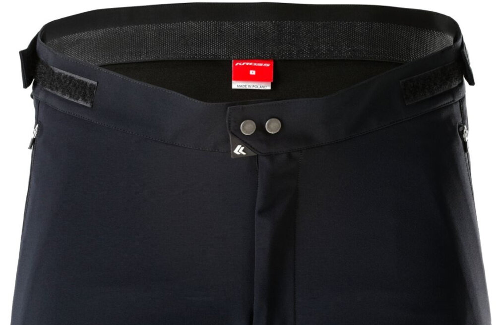 Spodenki rowerowe KROSS MTB Grundo (rozmiar M) Czarny zbliżenia na pas spodenek widoczne rzepy system regulacji obwodu w talii oparty na gumce i rzepie zapięcie z napy i haftki dla osób o obwodzie talii w zakresie 71-74 cm obwodzie bioder 99-102 cm