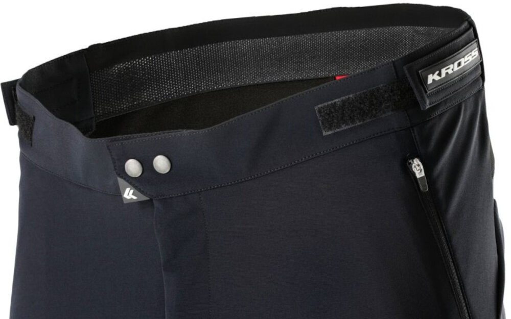 Spodenki rowerowe KROSS MTB Grundo (rozmiar M) Czarny zbliżenia na pas i kieszonkę widok na zamek w kieszonce zamki w kieszeniach regulacja w pasie bezpieczeństwo pozwala uniknąć otwierania kieszeni w rozmiarze M dla osób o wzroście 166-172 cm