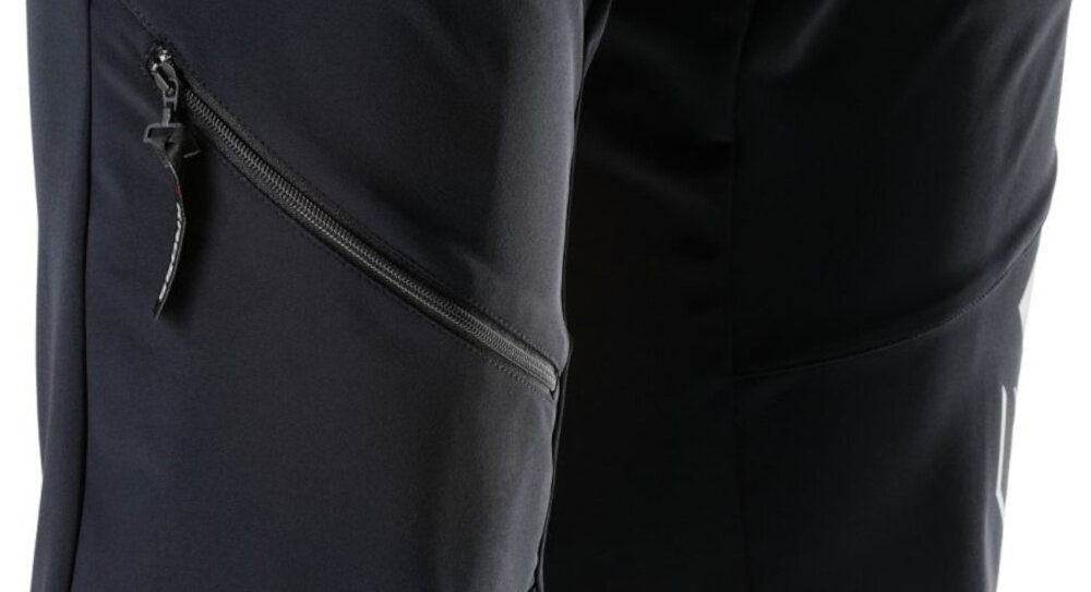 Spodenki rowerowe KROSS MTB Grundo (rozmiar L) Czarny zbliżenie na kieszonkę na udzie dwie przednie kieszenie na zamek dodatkowa siateczkowa kieszonka na lewym udzie bezpieczne przechowywanie szybki dostęp do najpotrzebniejszych przedmiotów