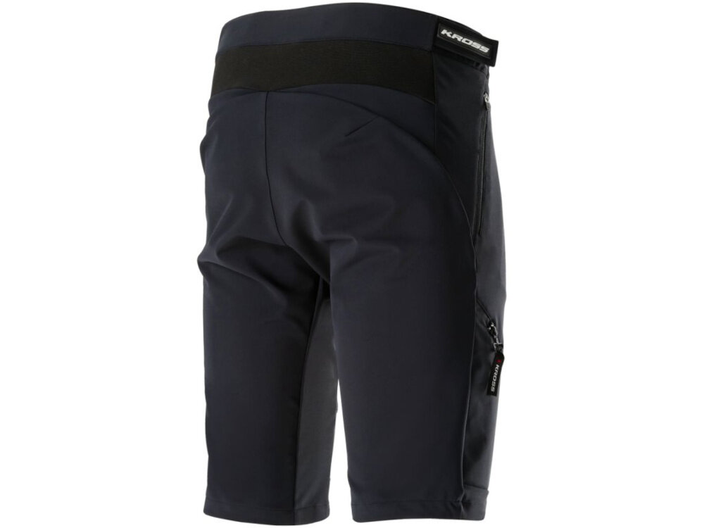 Spodenki rowerowe KROSS MTB Grundo (rozmiar XXL) Czarny spodenki na białym tle widoczne od tyłu pod skosem poliester w połączeniu z elastanem trwałość elastyczność materiału odporne na przetarcia i rozciąganie lekka tkanina minimalizuje obciążenie rowerzysty