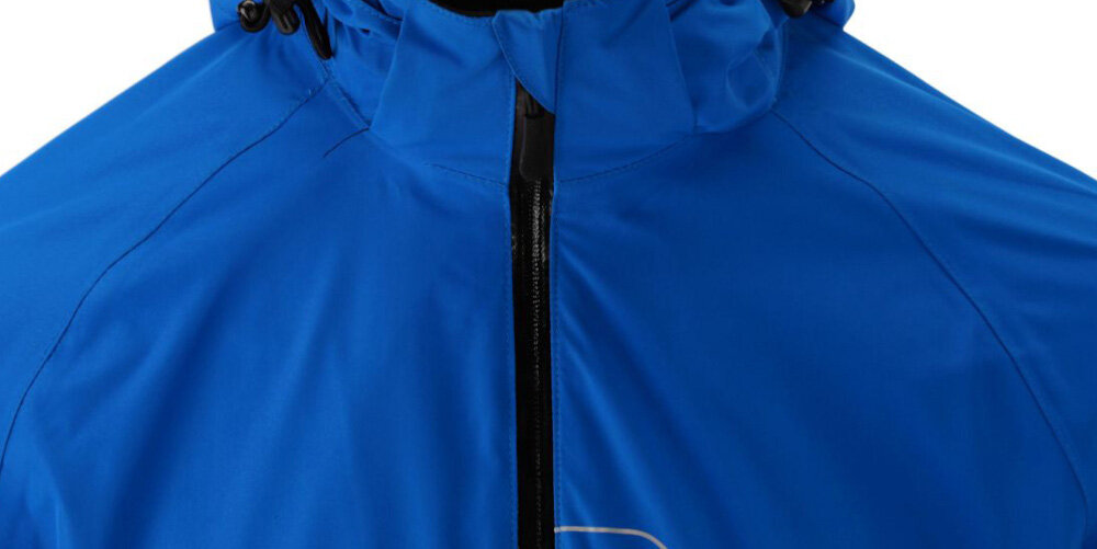 Kurtka rowerowa KROSS Hardshell Rainy (rozmiar S) Niebieski zbliżenie na zamek zamek błyskawiczny praktyczny „garaż” na górze materiał chroni brodę rowerzysty przed otarciem uniemożliwia przypadkowe rozpięcie kurtki komfort użytkowania bezpieczeństwo