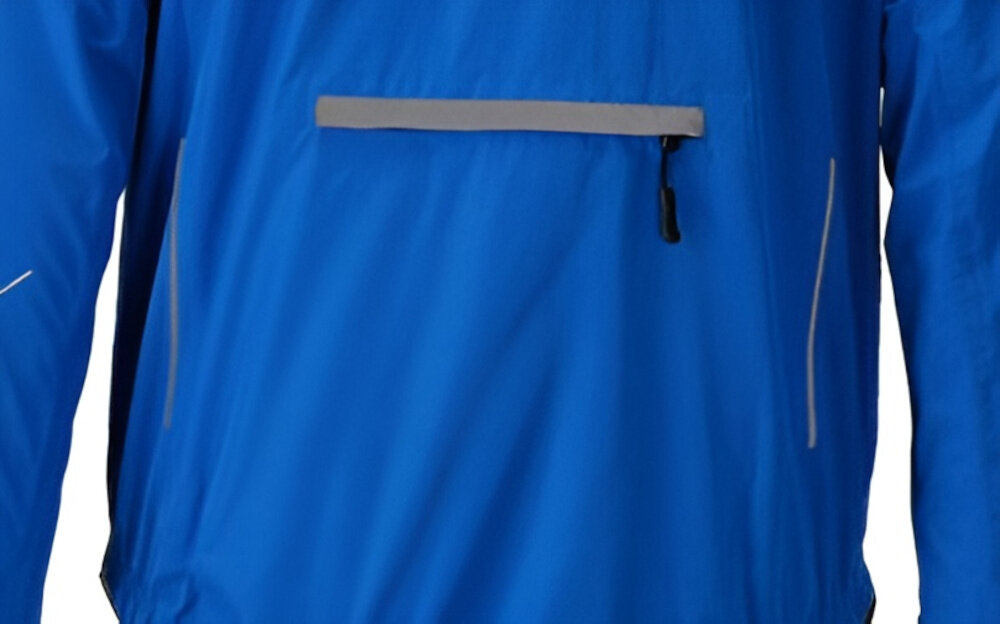 Kurtka rowerowa KROSS Hardshell Rainy (rozmiar S) Niebieski zbliżenie na tylną kieszeń trzy kieszenie jedna zamykana na zamek wygodne przechowywanie zamykana kieszeń zabezpiecza cenne rzeczy swoboda ruchów komfort