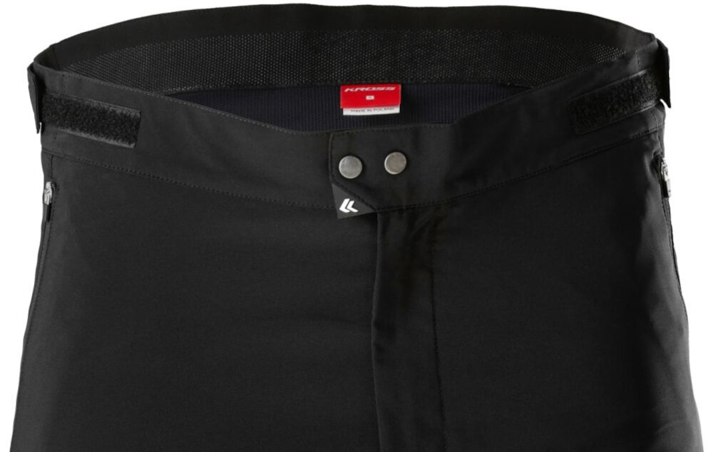 Spodenki rowerowe KROSS MTB Veturo (rozmiar L) Czarny zbliżenie na pas widoczne napy system regulacji w pasie gumka rzepy napy dopasowanie spodenek do sylwetki stabilność ubioru podczas pedałowania i nagłych ruchów dla osób o obwodzie talii 75-78 cm obwód bioder 103-107 cm