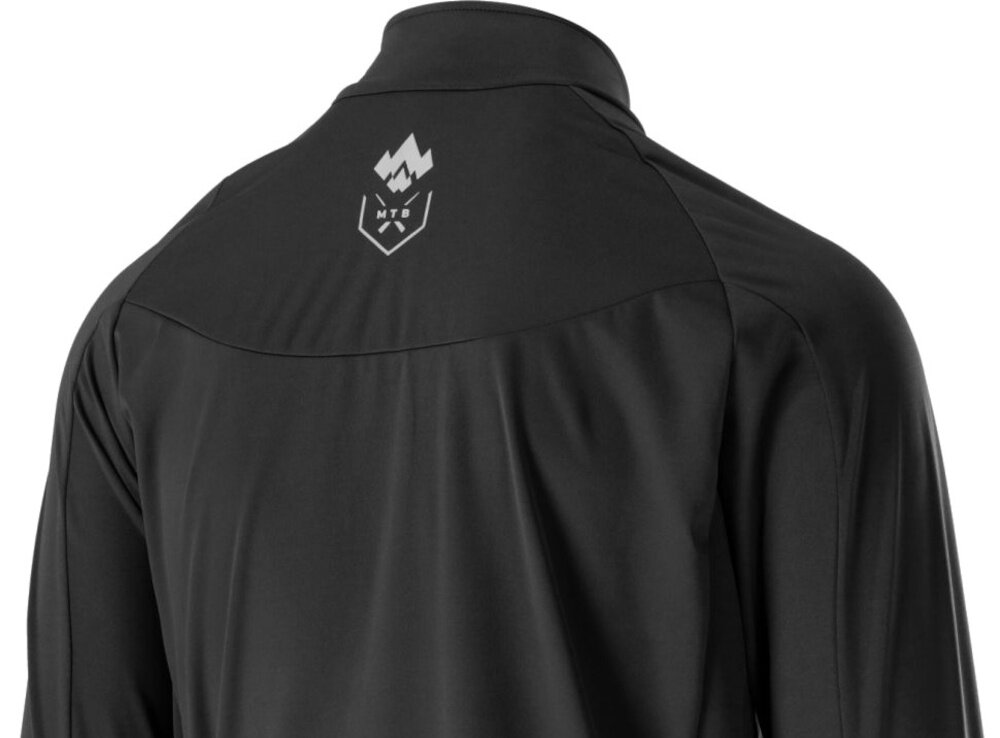 Kurtka rowerowa KROSS Veturo (rozmiar M) Czarny zbliżenie na tył widoczny odblask dyskretne elementy odblaskowe wykonane w technologii czarnego reflexu widoczność rowerzysty większe bezpieczeństwo na drodze lepsza ochrona