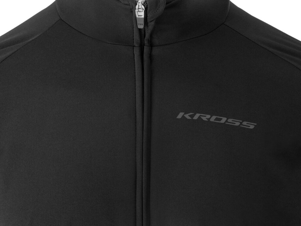Kurtka rowerowa KROSS Veturo (rozmiar M) Czarny kurtka na białym tle widoczna od przodu zbliżenie na zamek trzy kieszenie do przechowywania specjalne „garaże” na górze i dole zamka chronią suwaki przed przypadkowym otwarciem komfort użytkowania łatwy dostęp do rzeczy