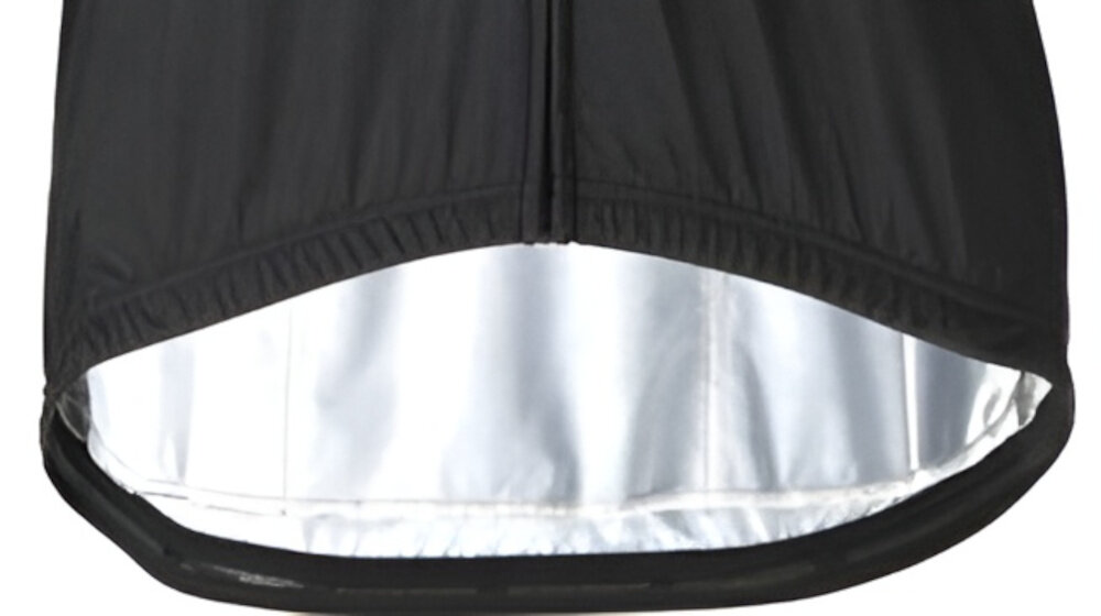 Kurtka rowerowa KROSS Arbaro (rozmiar L) Czarny zbliżenie na przedłużony tył białe tło dopasowany krój z przedłużonym tyłem ochrona dolnej części pleców elastyczne mankiety długie rękawy o długości 77,5 cm swoboda ruchów dopasowanie poprawia aerodynamikę utrzymuje kurtkę stabilnie