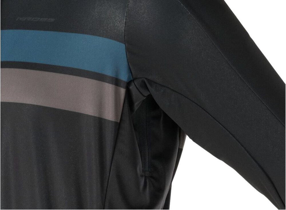 Kurtka rowerowa KROSS Arbaro (rozmiar M) Czarny kurtka na białym tle widoczna od przodu zbliżenie na rozpięcie pod pachą na wiosenne i jesienne przejażdżki rowerowe ochrona przed wiatrem i deszczem odpowiednia wentylacja rozpięcia pod pachami swoboda ruchu bezpieczeństwo