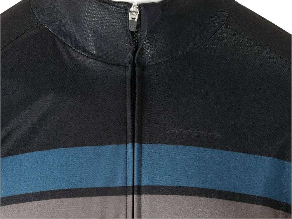 Kurtka rowerowa KROSS Arbaro (rozmiar XL) Czarny kurtka na białym tle widoczna od przodu zbliżenie na zamek membrana skutecznie blokuje wodę i wiatr utrzymuje wentylację zakryty suwak z przeciwwietrzną listwą wysoka stójka dłuższe i bardziej komfortowe jazdy