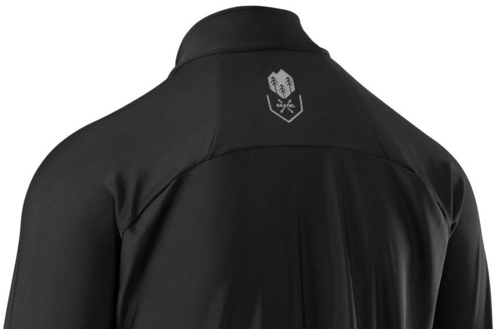 Kurtka rowerowa KROSS Vojago (rozmiar L) Czarny zbliżenie na tył widoczny odblask dyskretne elementy odblaskowe wykonane w technologii czarnego reflexu widoczność rowerzysty większe bezpieczeństwo na drodze lepsza ochrona