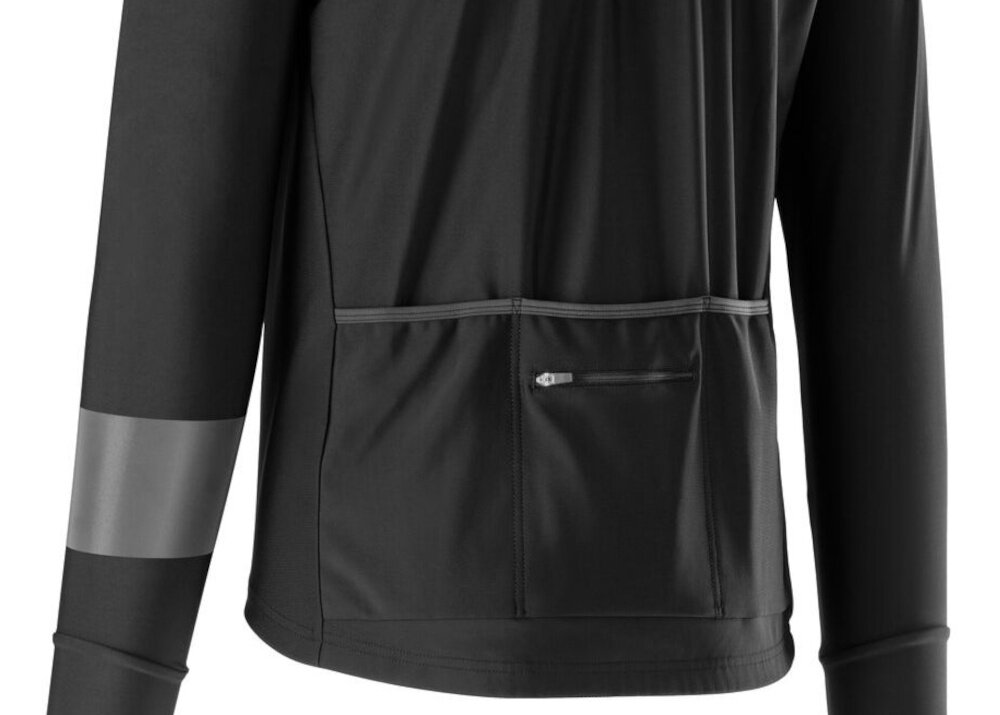 Kurtka rowerowa KROSS Vojago (rozmiar L) Czarny kurtka na białym tle widoczna od tyłu zbliżenie na kieszenie praktyczna trójdzielna kieszeń dodatkowa kieszonka zapinana na zamek bezpieczeństwo