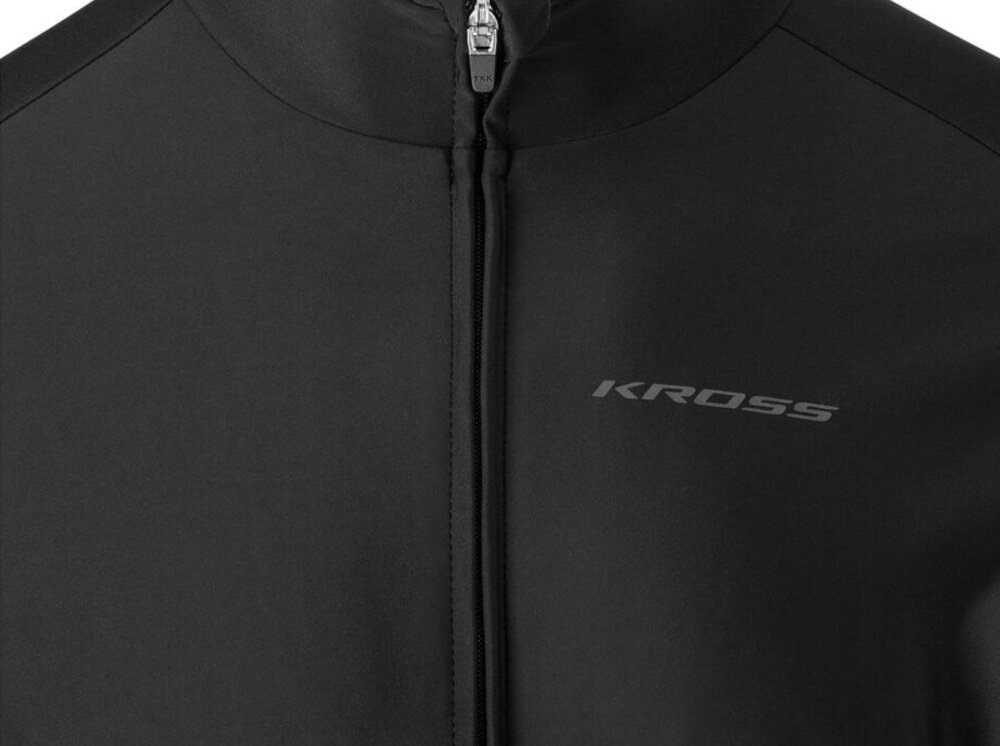 Kurtka rowerowa KROSS Vojago (rozmiar M) Czarny kurtka na białym tle zbliżenie na zamek membrana skutecznie blokuje wodę i wiatr wodoodporność na poziomie 8100 mm H2O utrzymuje wentylację zakryty suwak z przeciwwietrzną listwą wysoka stójka specjalne „garaże” na górze i dole specjalne „garaże” na górze i dole
