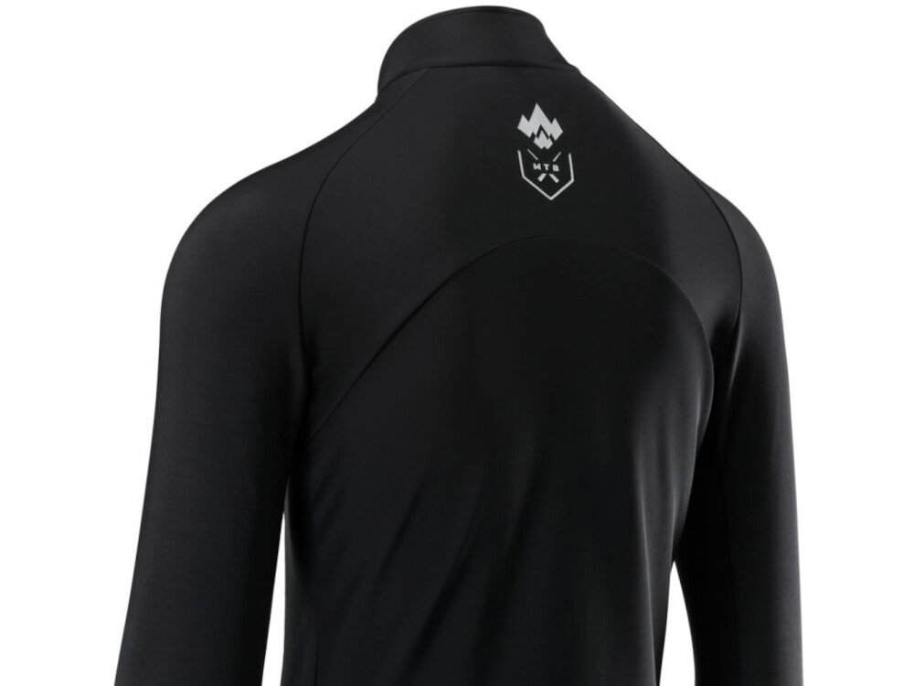 Kurtka rowerowa KROSS Grundo (rozmiar XL) Czarny kurtka na białym tle widoczna od tyłu zbliżenie na plecy waga około 250 g łatwa do spakowania i przenoszenia elastyczna lekka swoboda podczas dłuższych przejazdów ułatwiają dopasowanie kurtki do innych warstw odzieży