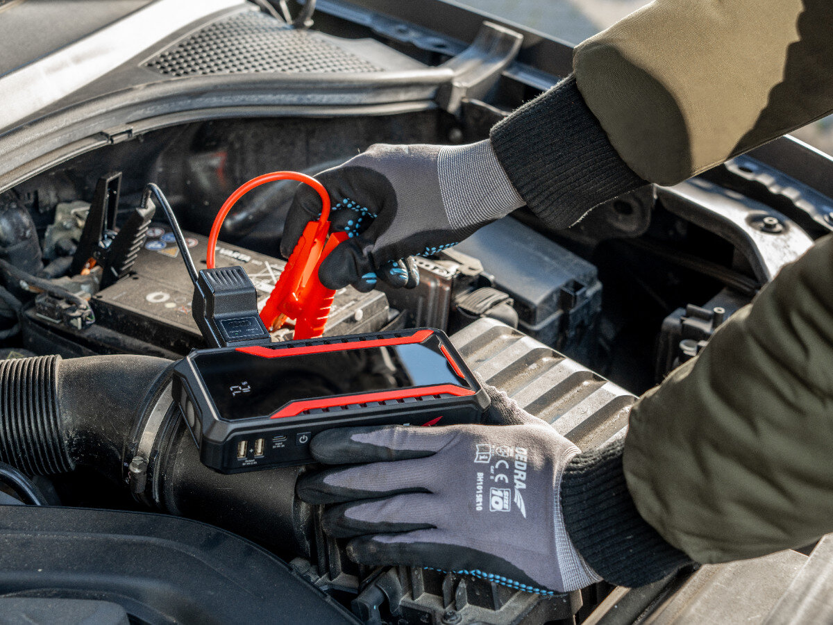 Powerbank DEDRA DEPP1201 Jump Starter 12000 mAh Czarny, zasilanie, ręką, źródło, moc, Rozruch silnika boosterem DEDRA pod maską auta