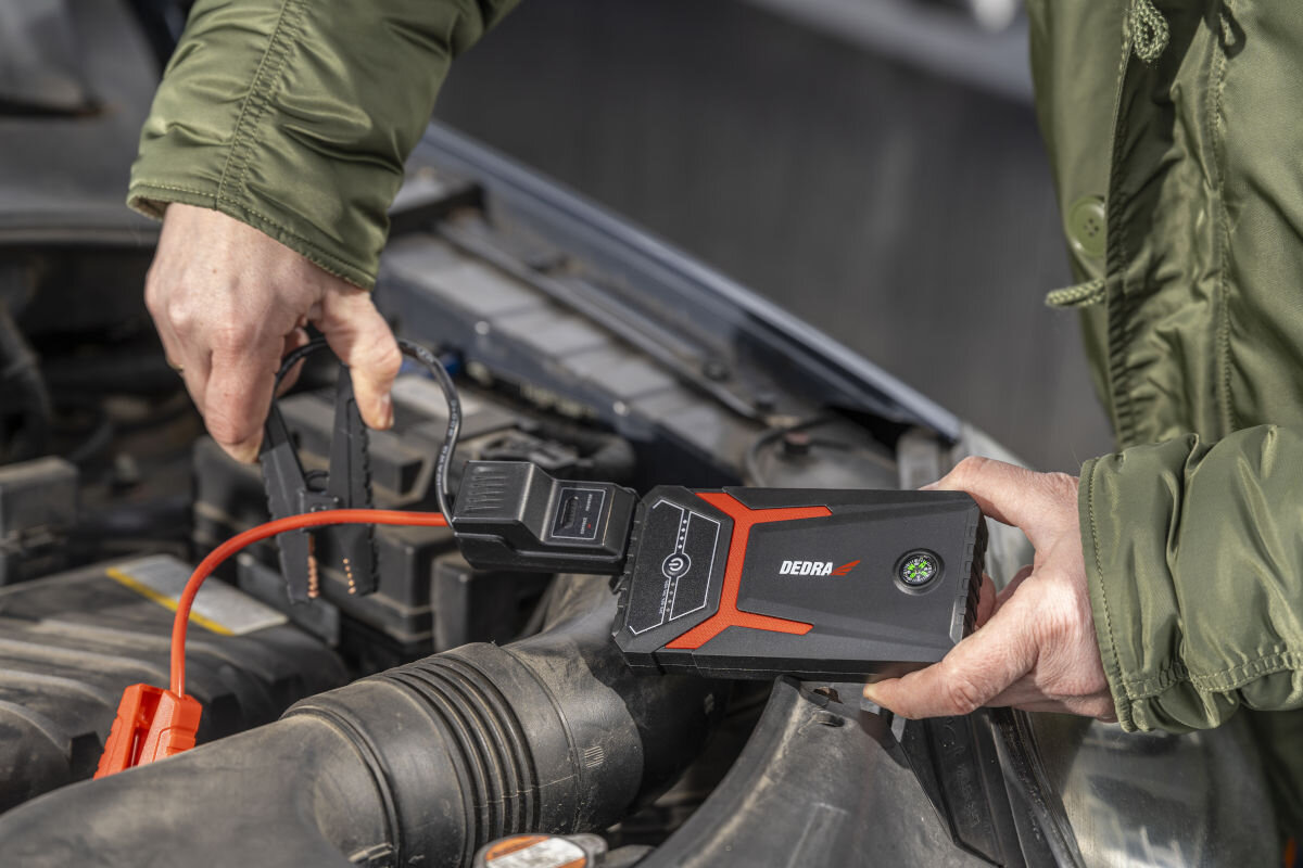 Powerbank DEDRA DEPP0800 Jump Starter 8000 mAh Czarny, zasilanie, ręce, pomoc, rozruch, Rozruch auta boosterem DEDRA pod maską