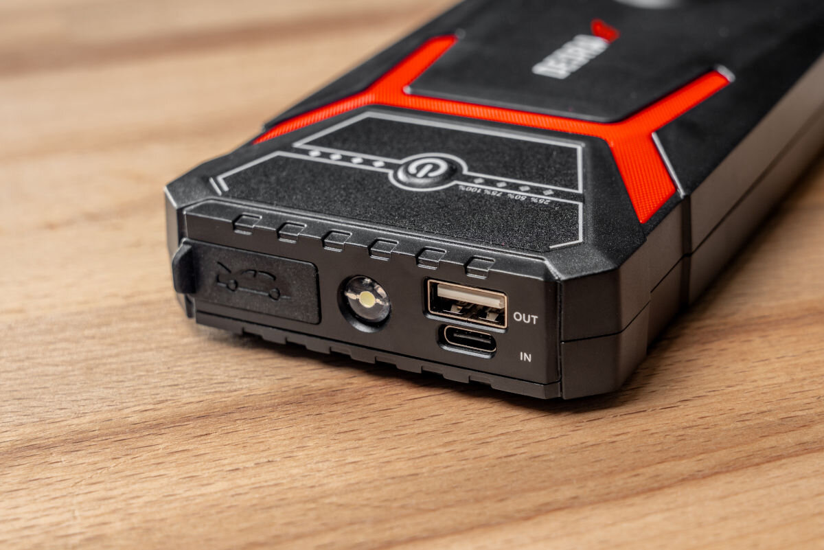 Powerbank DEDRA DEPP0800 Jump Starter 8000 mAh Czarny, USB, szybkie, energia, podróż, Zbliżenie portów USB i latarki w boosterze DEDRA