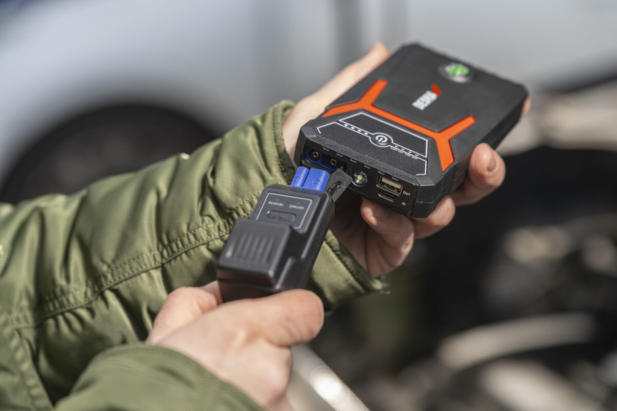 Powerbank DEDRA DEPP0800 Jump Starter 8000 mAh Czarny, temperatura, odporność, stabilność, warunki, Podłączenie boosterka DEDRA do przewodów rozruchowych