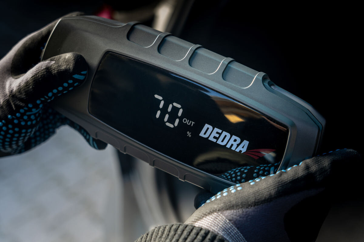 Powerbank DEDRA DEPP1600 Jump Starter 16000 mAh Szary, pojemność, energia, moc, wydajność, Booster DEDRA w rękawicach, poziom naładowania 70%