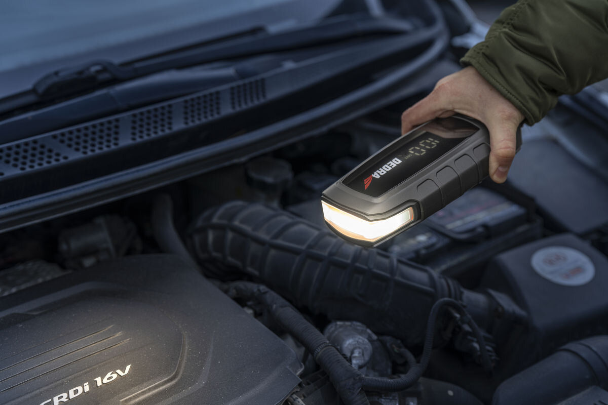 Powerbank DEDRA DEPP1600 Jump Starter 16000 mAh Szary, latarka, LED, SOS, wsparcie, Booster DEDRA użyty jako latarka w komorze silnika