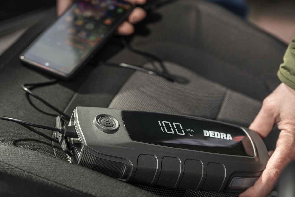 Powerbank DEDRA DEPP1600 Jump Starter 16000 mAh Szary, LCD, bezpieczeństwo, ochrona, trwałość, Booster DEDRA z telefonem, wyświetlacz 100% OUT