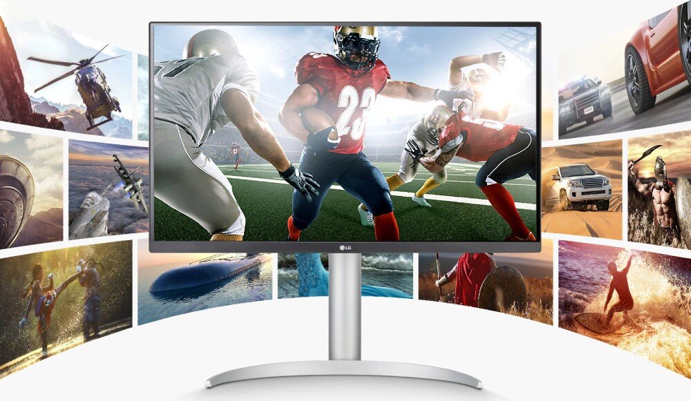 Monitor LG 27UP850K-W Na ekranie monitora widać scenę meczu futbolu amerykańskiego z zawodnikami w czerwonych i białych strojach, wokół wyświetlone są różne zdjęcia przedstawiające samoloty, samochody, krajobrazy i sportowców, opis
