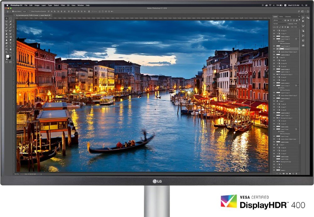 Monitor LG 27UP850K-W Na ekranie monitora widoczny jest widok kanału z gondolami i oświetlonymi budynkami w Wenecji, w rogu ekranu znajduje się oznaczenie 'VESA Certified DisplayHDR 400', technologia HDR, głębia