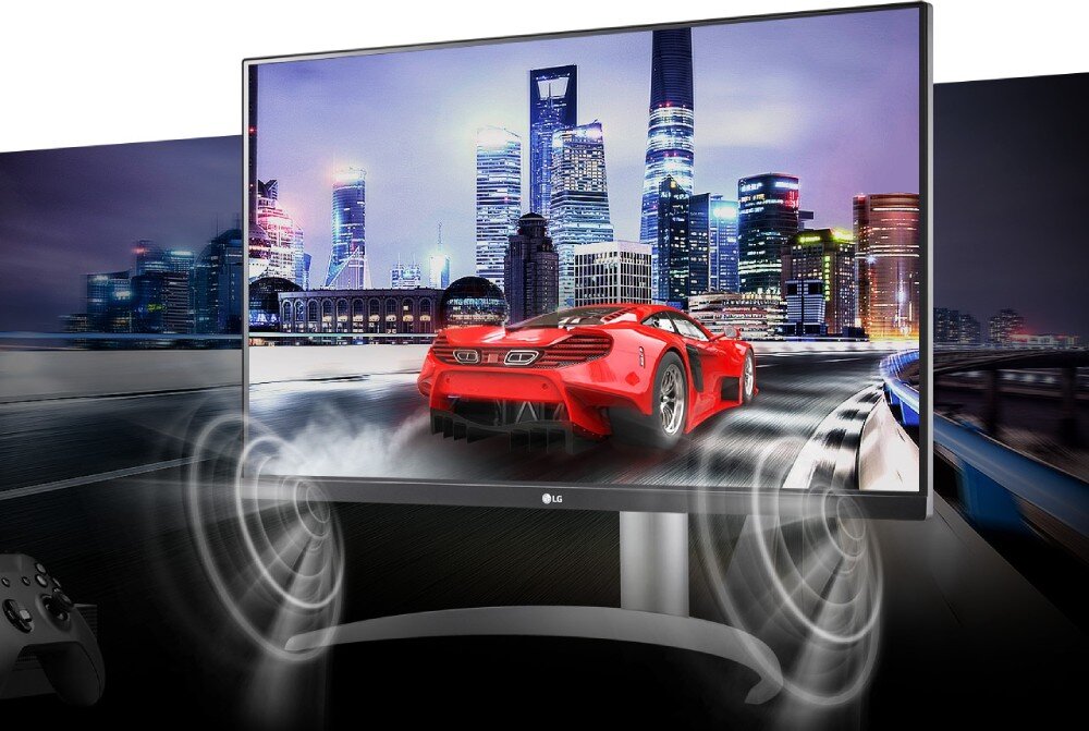 Monitor LG 27UP850K-W Na ekranie monitora przedstawiono czerwoną sportową bryłę samochodu pędzącego nocą po mieście, z obudowy monitora wychodzą wizualizacje fal dźwiękowych, jakość obrazu, technologia FreeSync, głośniki
