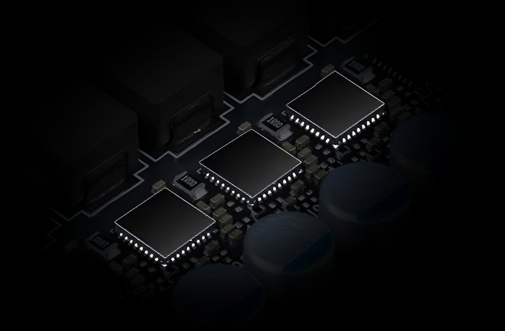 Karta graficzna MSI GeForce RTX 5080 Ventus 3X OC 16GB Zbliżenie na tranzystory MOSFET na płytce PCB karty graficznej MSI, pokazujące detale komponentów elektronicznych