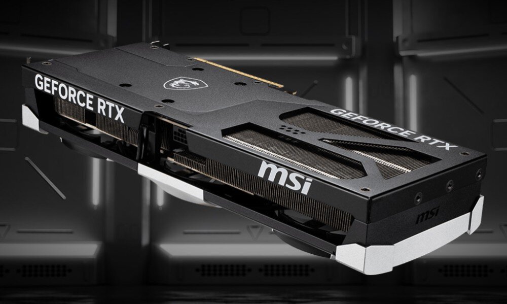 Karta graficzna MSI GeForce RTX 5080 Ventus 3X OC 16GB Widok karty graficznej od spodu, podkreślający konstrukcję chłodzenia i metalowe wzmocnienia obudowy