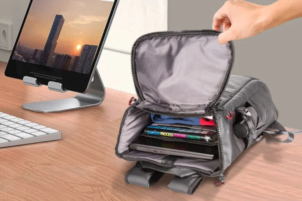 Plecak Marvo Urbano 40 z przegrodą na laptop pokazuje uporządkowane wnętrze podczas organizacji akcesoriów do pracy mobilnej i podróży 