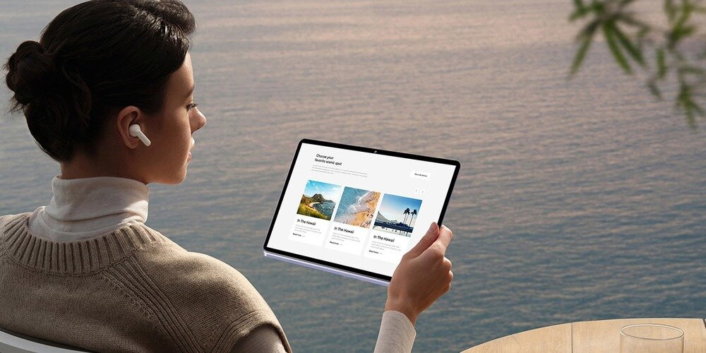 Tablet OUKITEL OT6 trzymany w ręku  