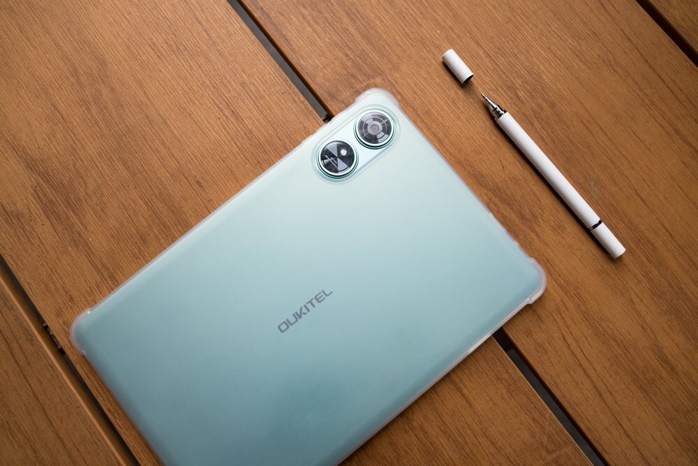 Tablet OUKITEL OT6 tablet z rysikiem leżą na stole  