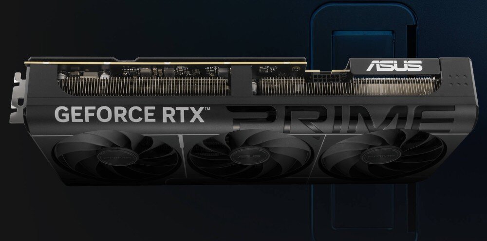 Karta graficzna ASUS Prime GeForce RTX 5070 Ti OC 16GB Widok z góry na kartę graficzną, na której widnieje napis GEFORCE RTX PRIME. Widać także radiator i część układu chłodzenia, konstrukcja, cechy, zalety