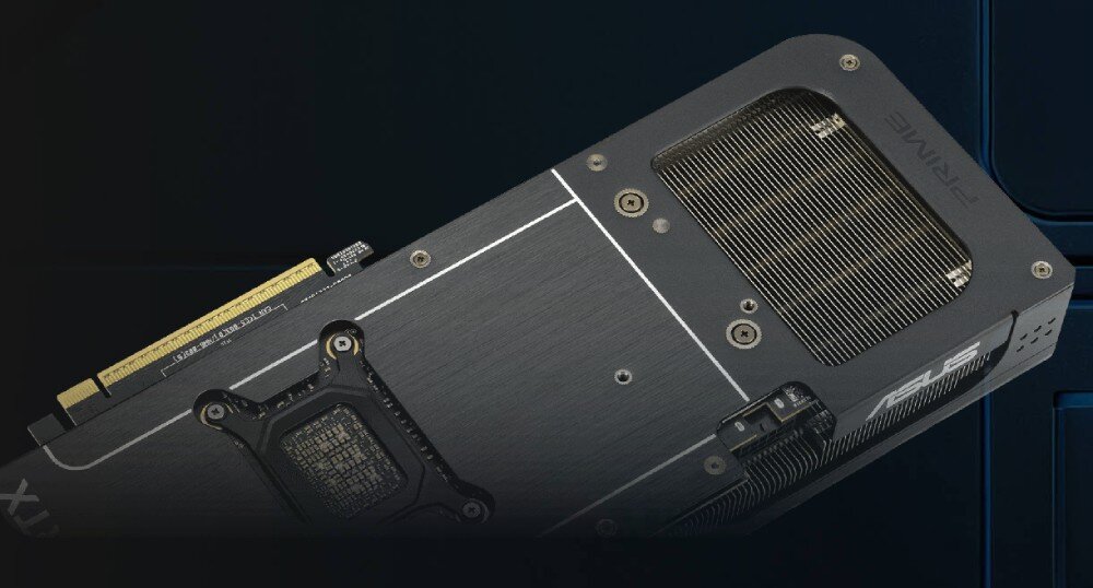 Karta graficzna ASUS Prime GeForce RTX 5070 Ti OC 16GB Widok na tył karty graficznej, metalowy backplate z otworami wentylacyjnymi oraz część układu chłodzenia, metalowy backplate, otwory wentylacyjne