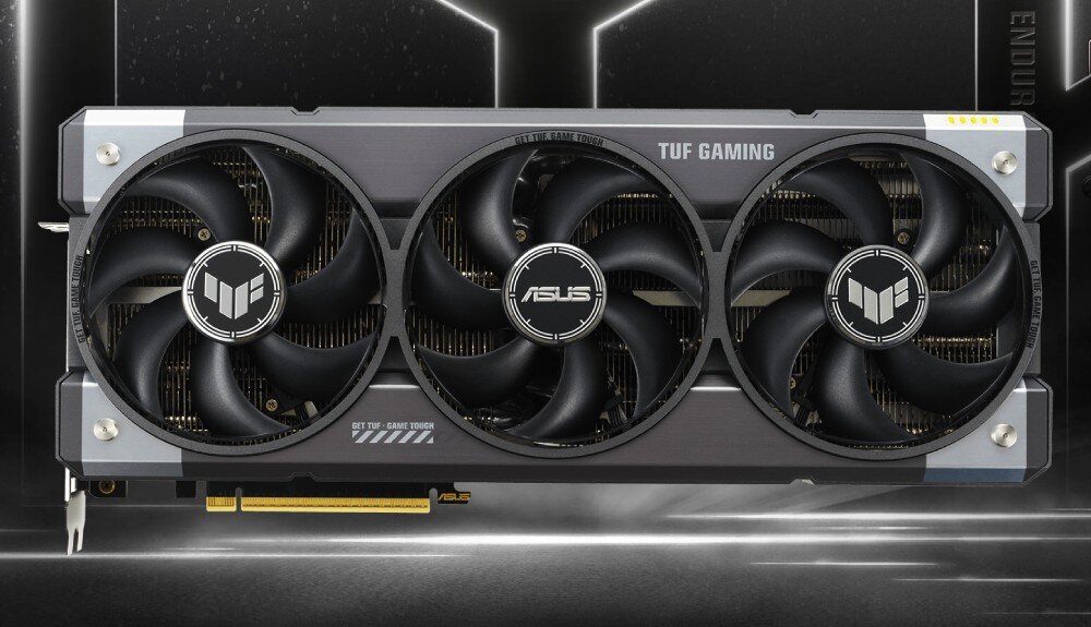 Karta graficzna ASUS TUF Gaming GeForce RTX 5080 16GB OC Edition Grafika przedstawia kartę graficzną w wersji TUF Gaming o industrialnym wyglądzie. Opis.